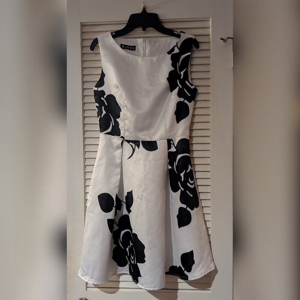 소형 현가 Satin Rose Black & White Fit and Flair Dress | Size S